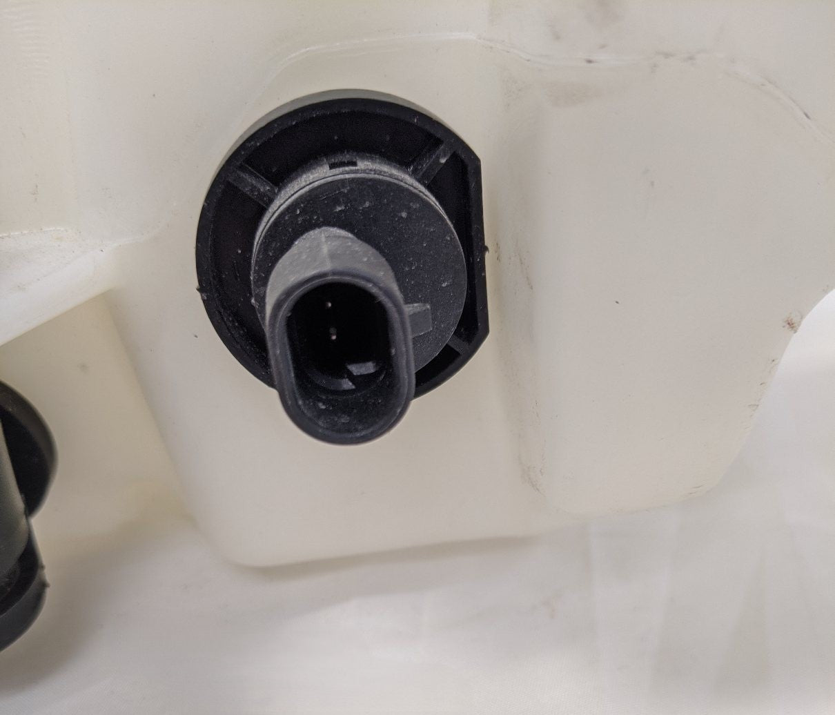 Used Freightliner Windshield Washer Reservoir w/ Sensor - P/N A22-60952-001