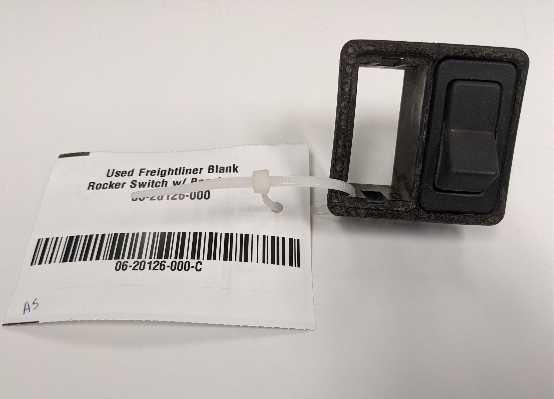 Used Freightliner Blank Rocker Switch w/ Bezel - P/N 06-20126-000 (10171399668028)