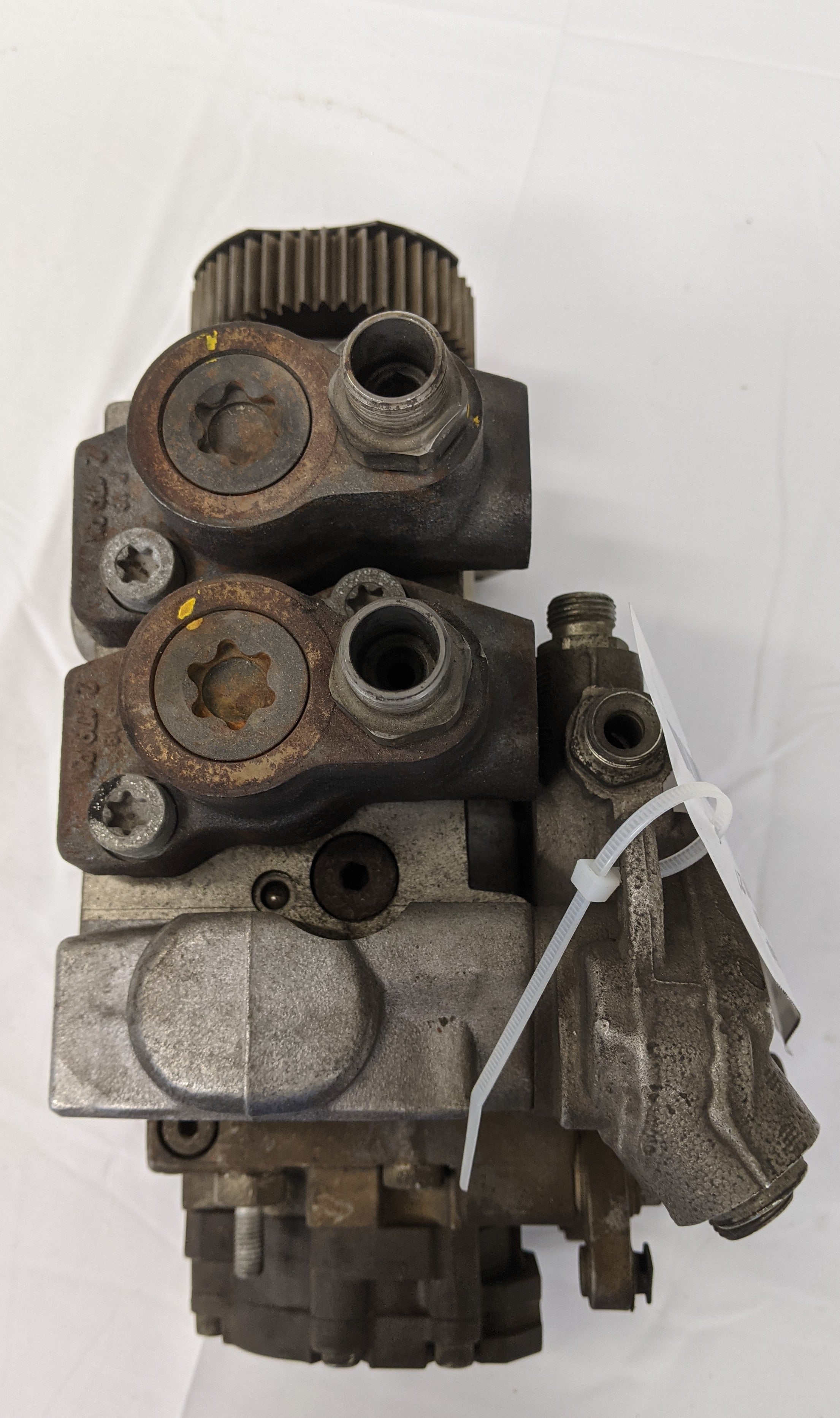 Used Detroit DD13 High Pressure Fuel Pump w/ Manifold - P/N A 470 090 21 50 (10091350524220)