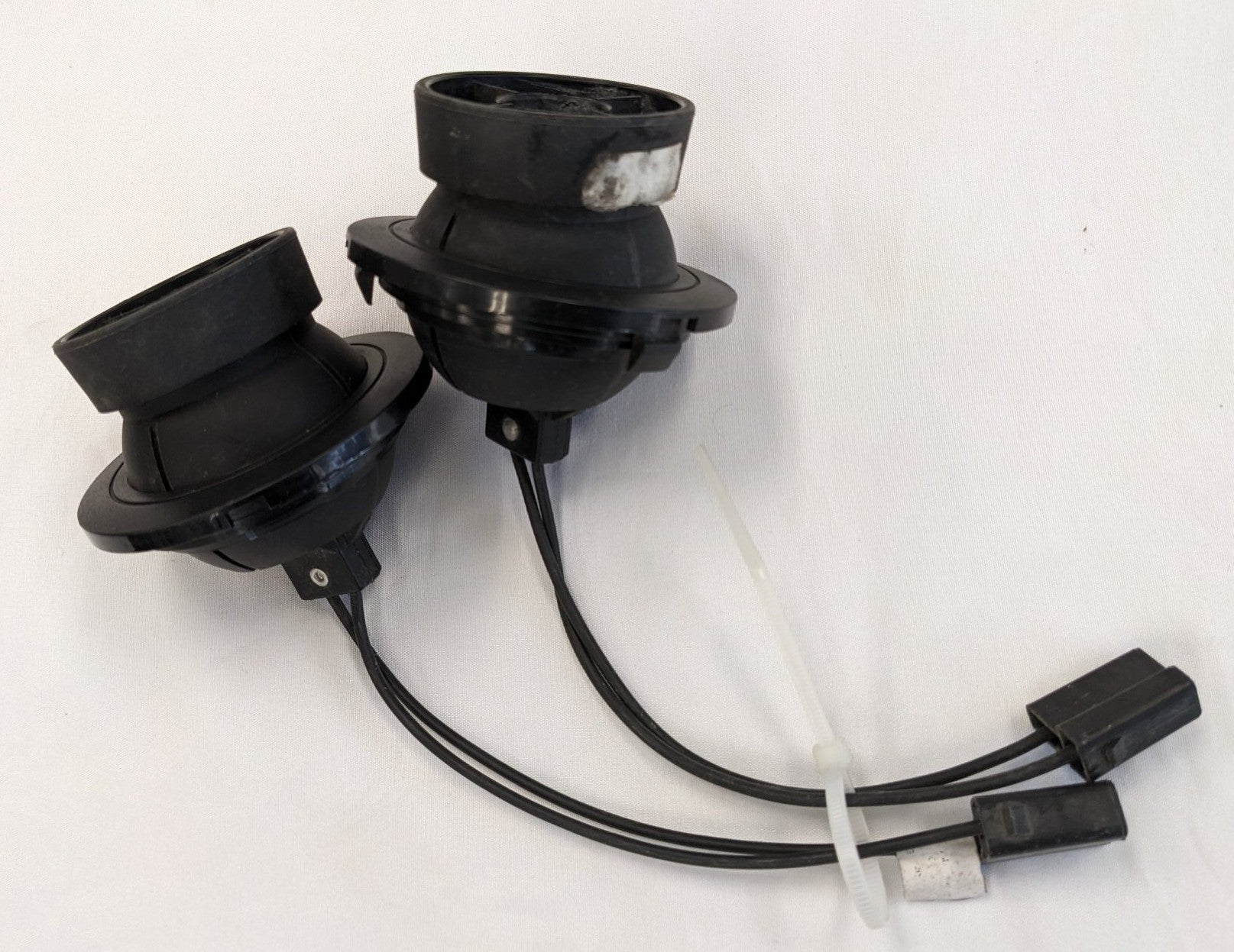 *Lot of 2* *Broken Mounting Tabs* Freightliner Reading Light - P/N A22-35589-000