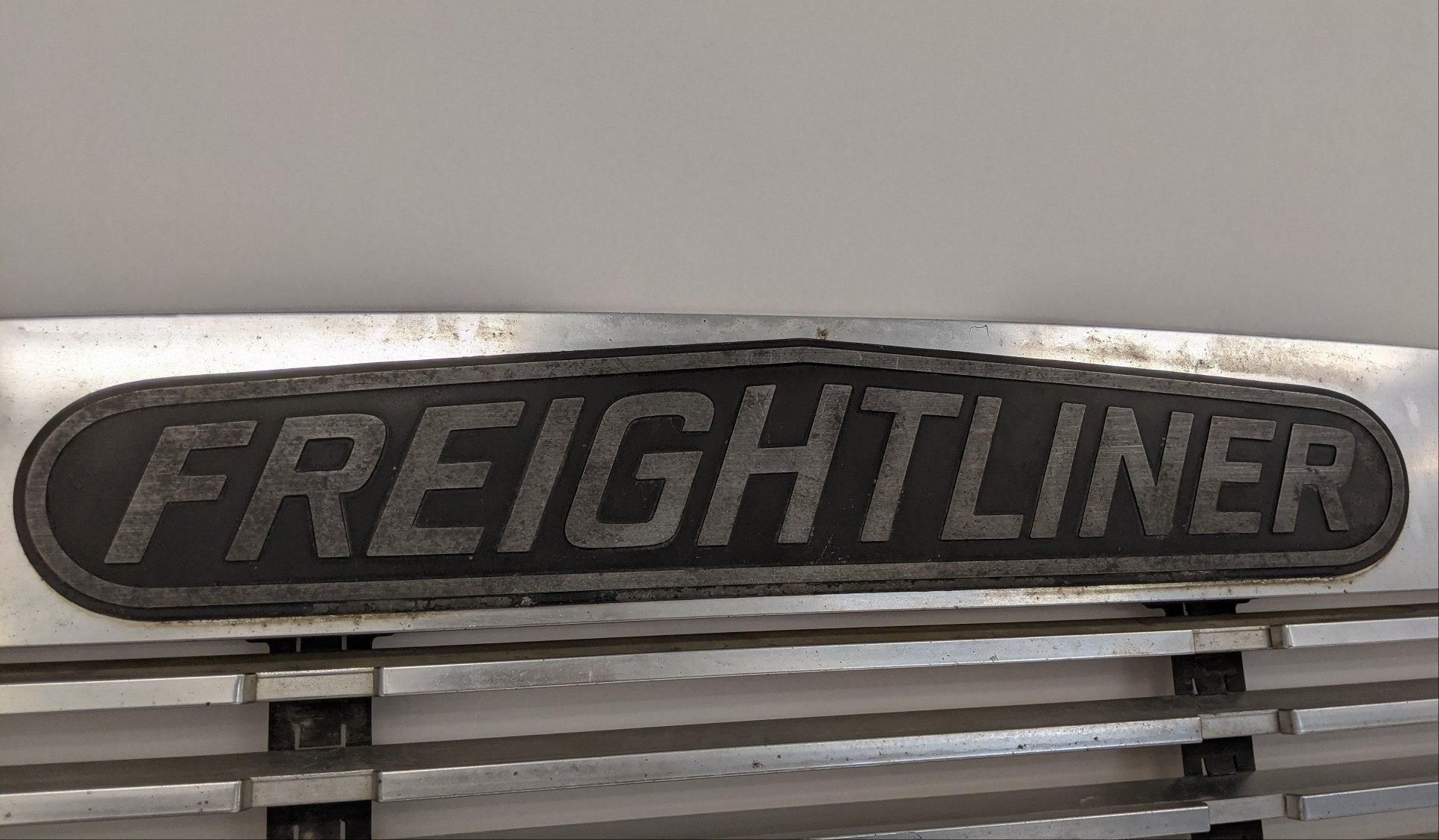 Used Freightliner FLD 120 Classic 'Old Style'  Grille - A17-12131-000 (9987248783676)