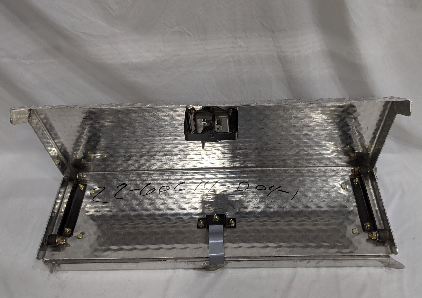 New Freightliner Diamond Lift Off Tool Box Cover - P/N 22-60614-004 (10141446111548)