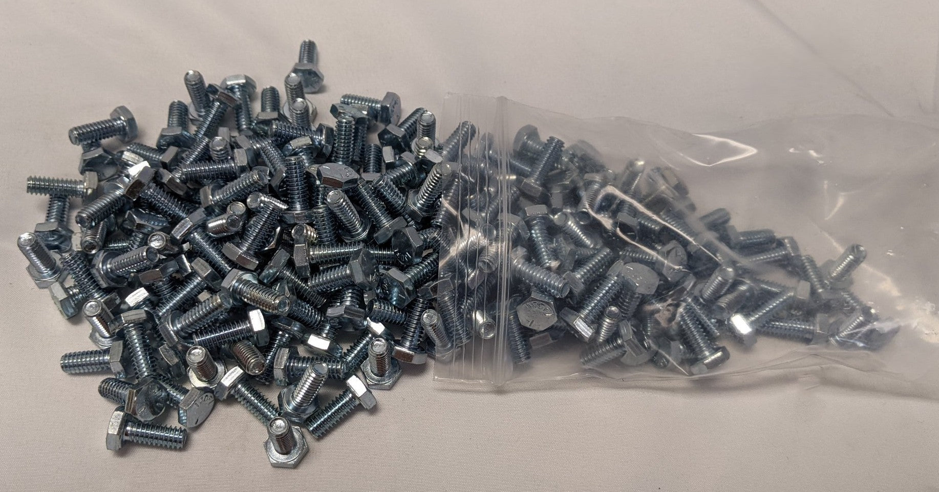 *Lot of 200* New 1/4"-20 x 5/8" Fully Threaded Coarse Steel Hex Bolts