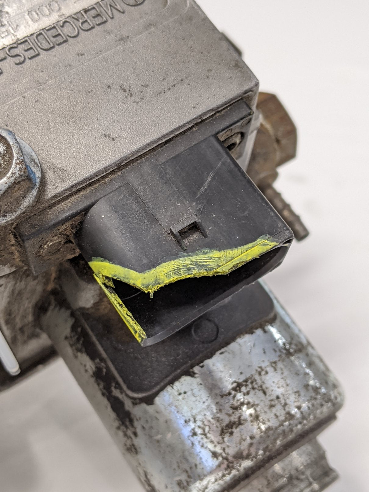 Mercedes-Benz DD13 Turbo VPOD & Solenoid Valve (A 000 997 03 12) - Damaged