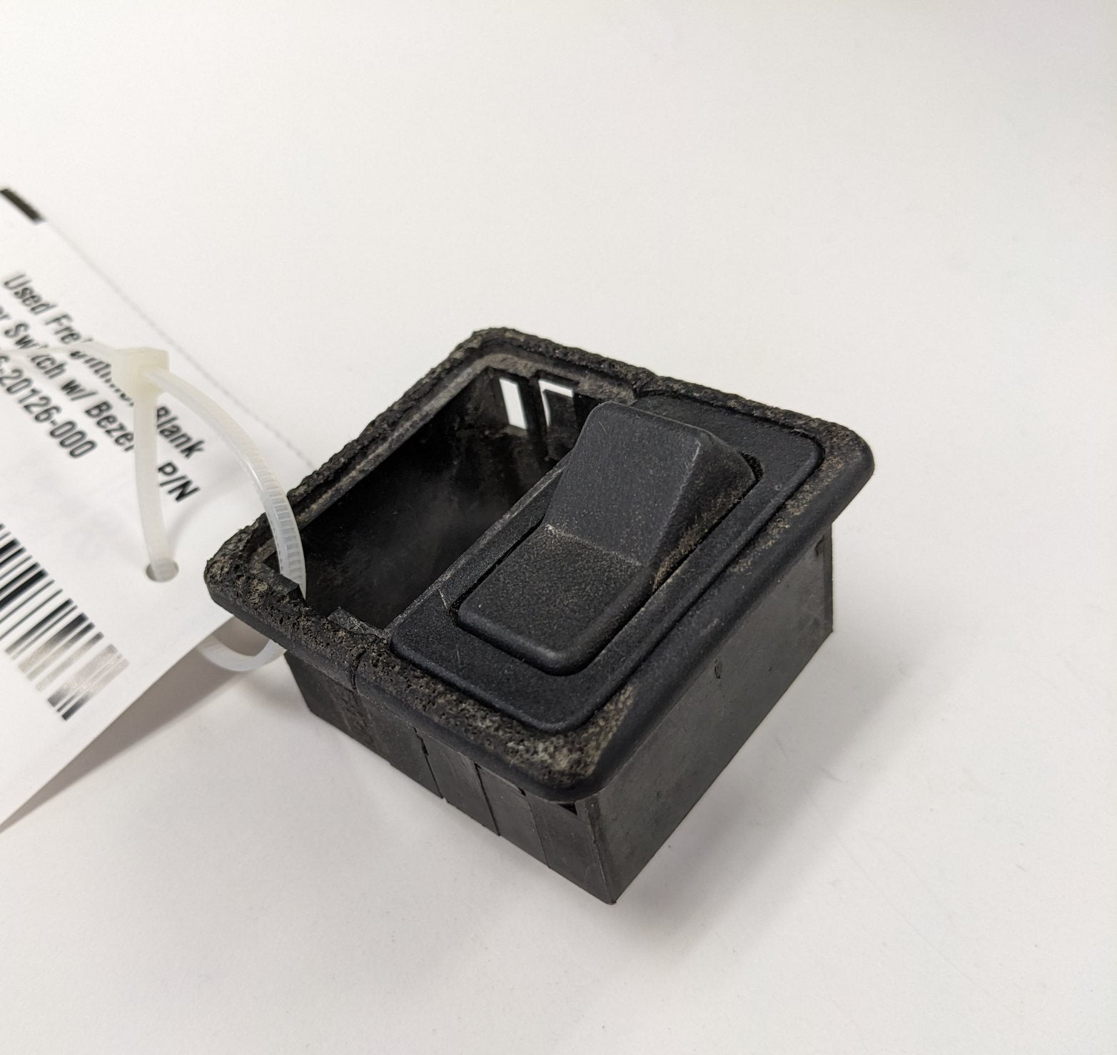 Used Freightliner Blank Rocker Switch w/ Bezel - P/N 06-20126-000 (10171399668028)