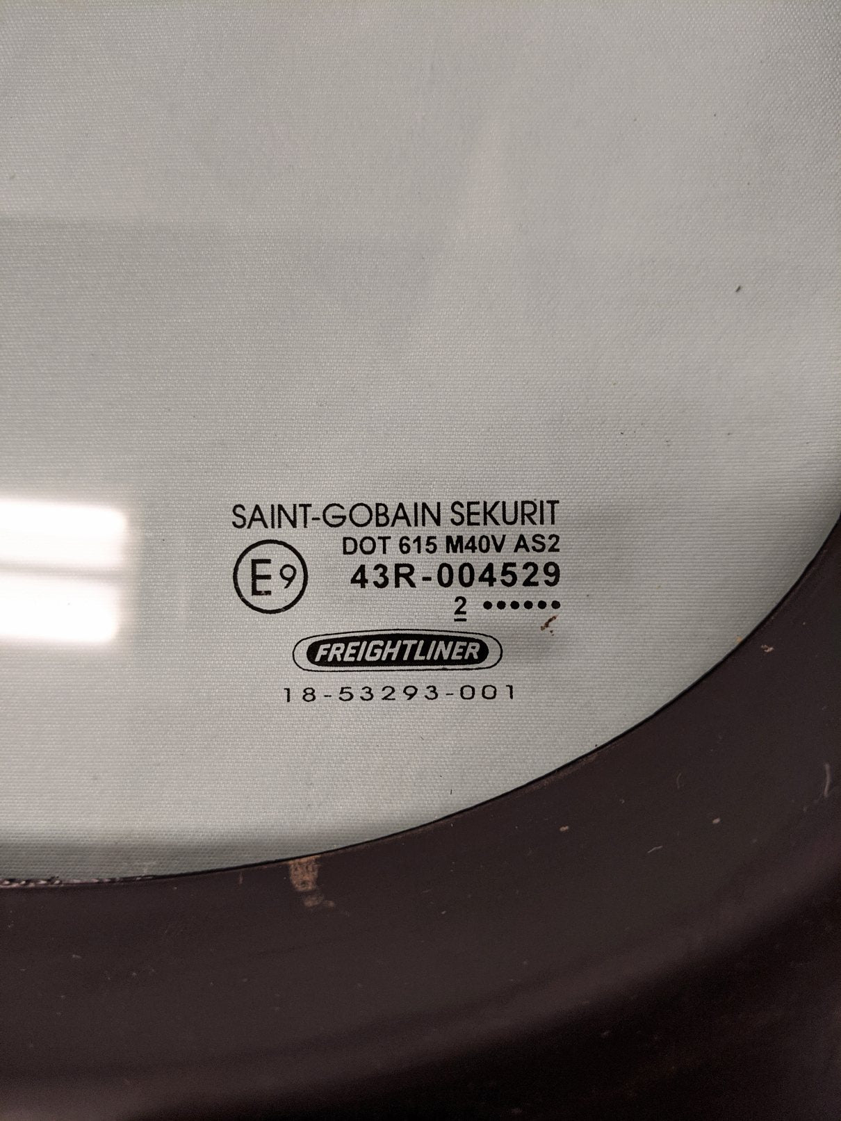 Used Freightliner Cascadia P3 RH Front Door Window w/ Seal - P/N A18-53291-001