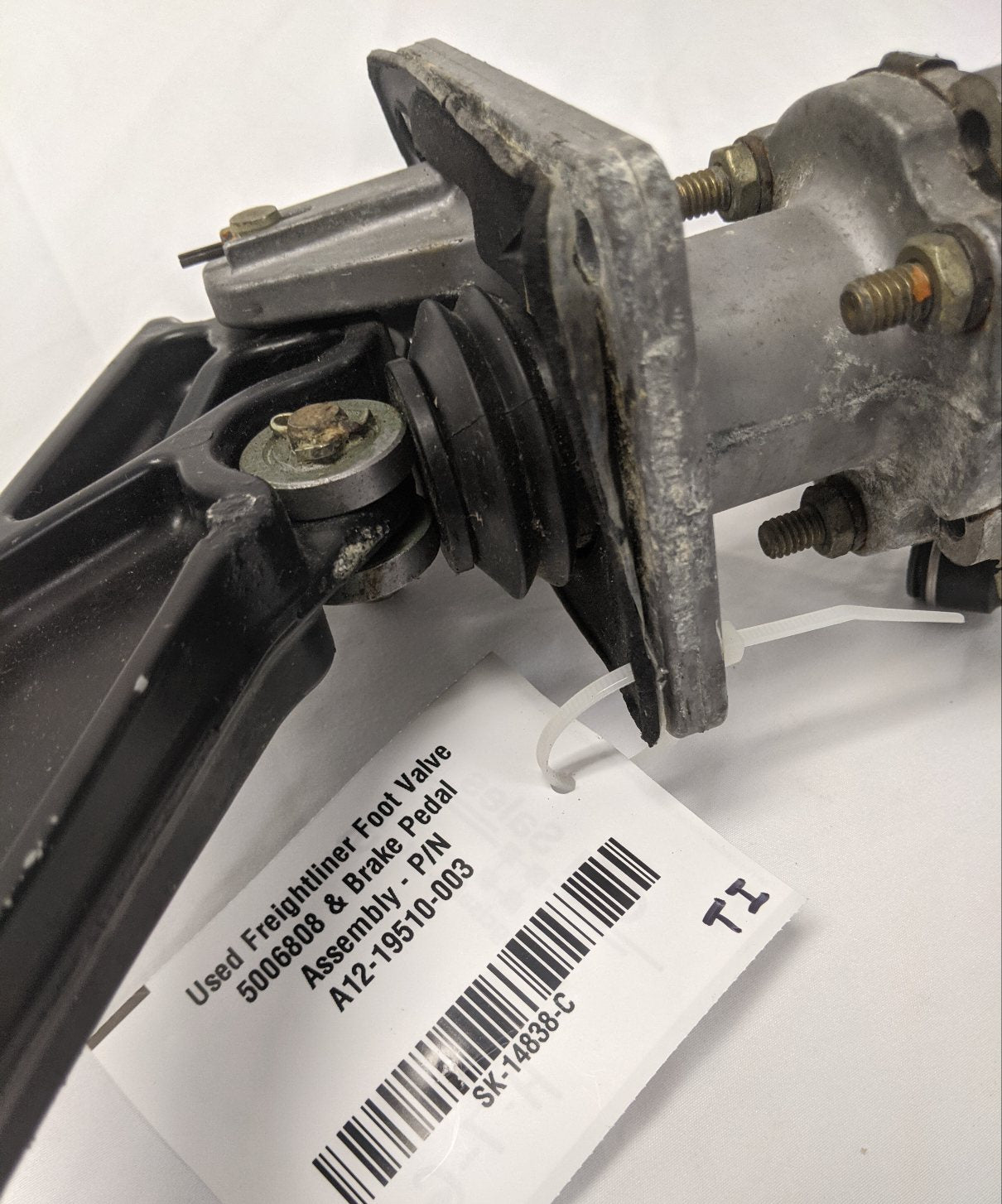 Used Freightliner Bendix Foot Valve & Brake Pedal | A12-19510-003