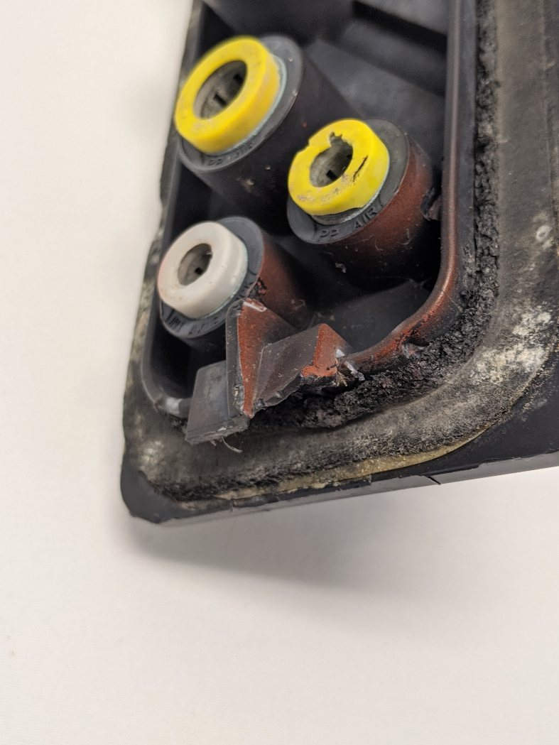 Freightliner Cascadia Passthrough Block Switch Manifold - 12-21425-001