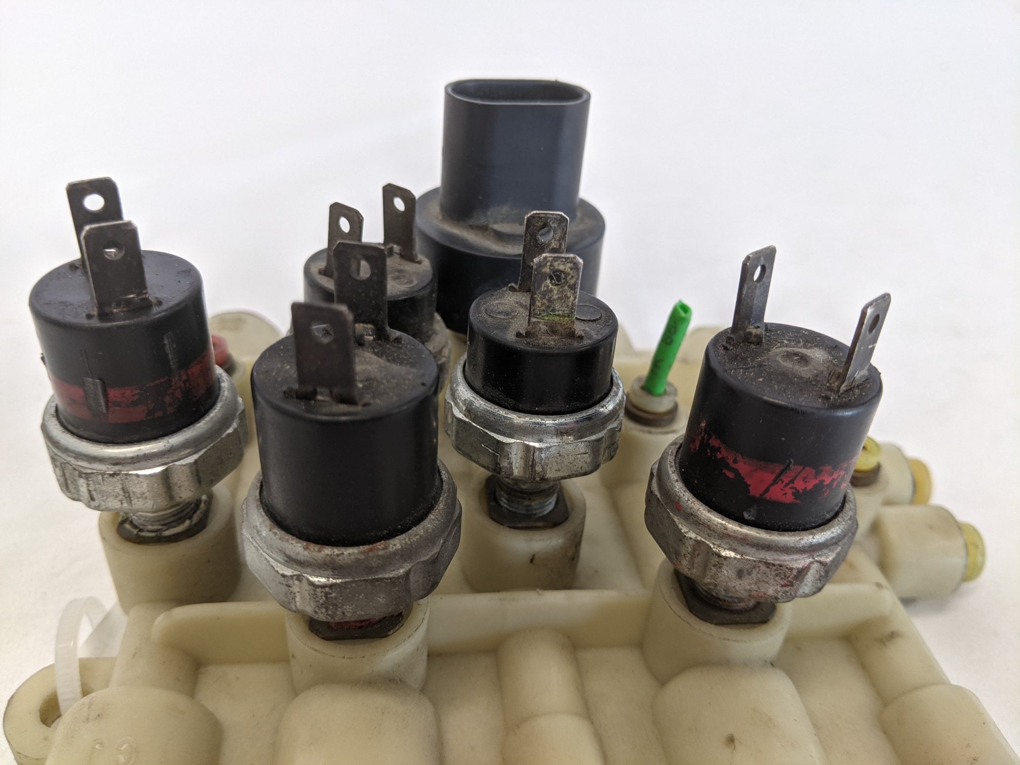 Used Freightliner Air Switch Manifold Block w/ Air Switches - P/N A12-14736-001 (10175173034300)