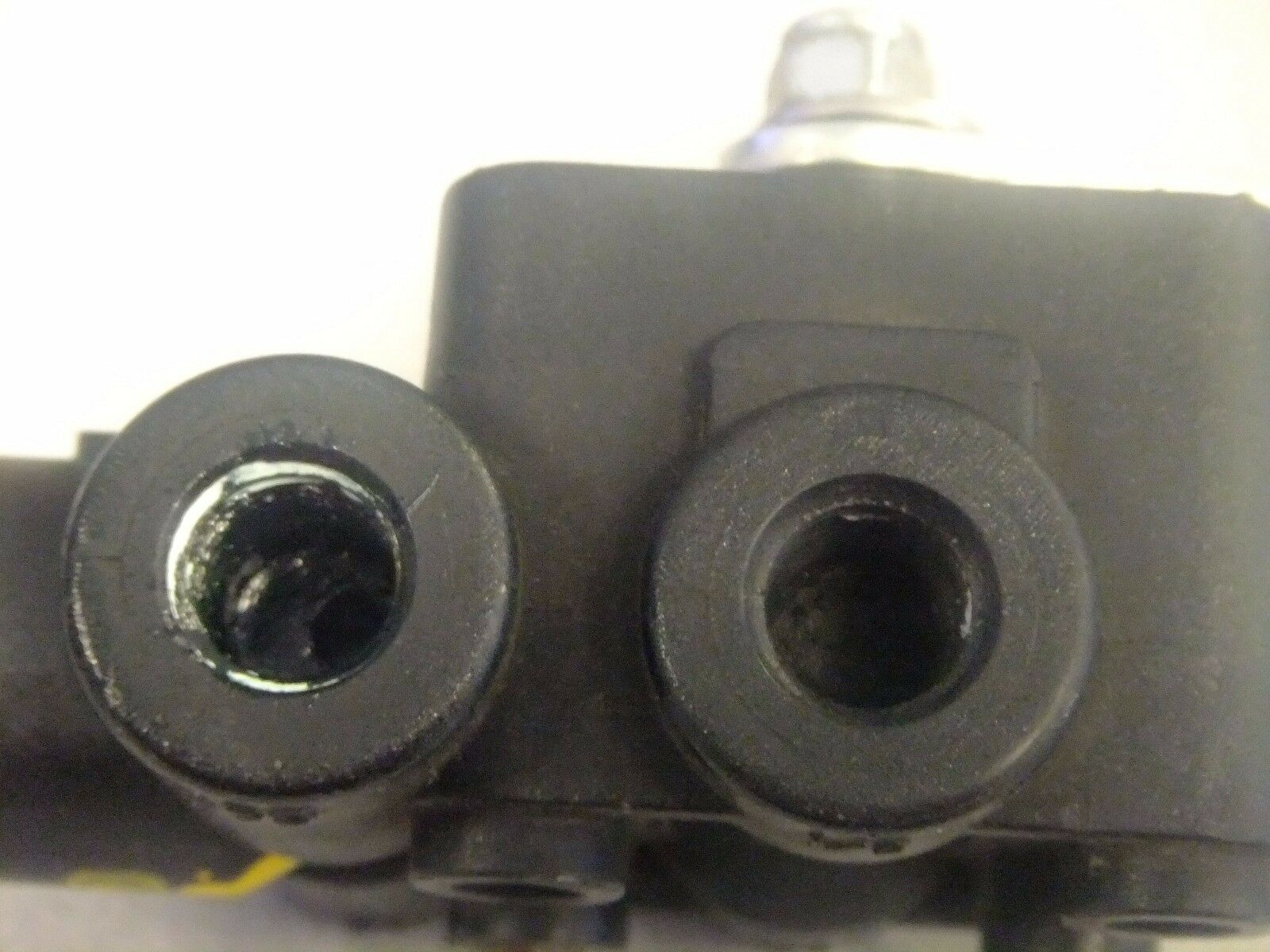 Used Hendricks Rear Suspension Height Control Leveling Valve - P/N  16-14318-000 (3939497836630)