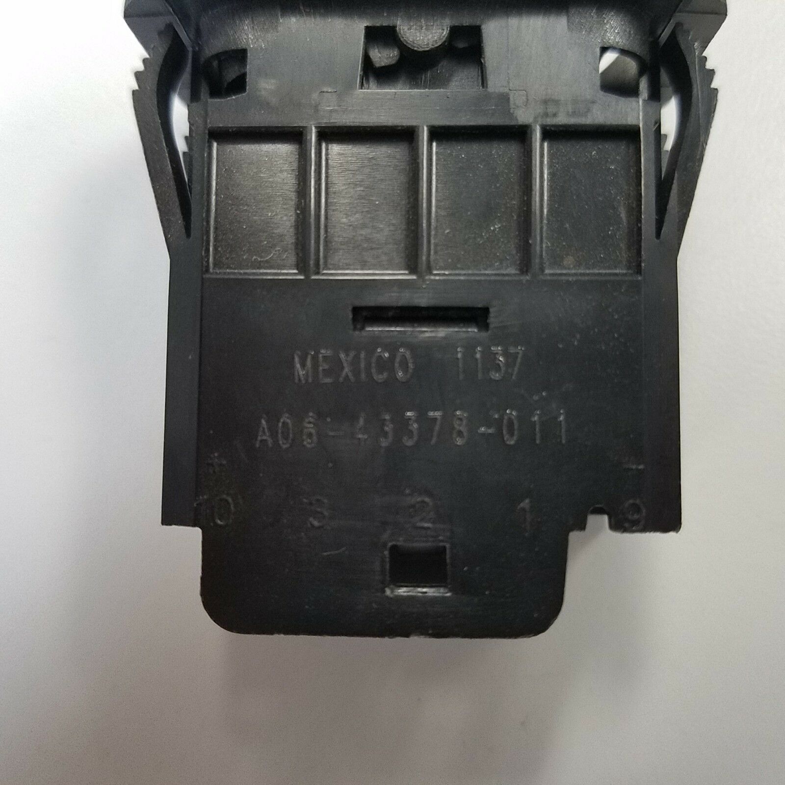 Freightliner Battery Disc. Rocker Switch - P/N  A06-43378-011 (3939701194838)