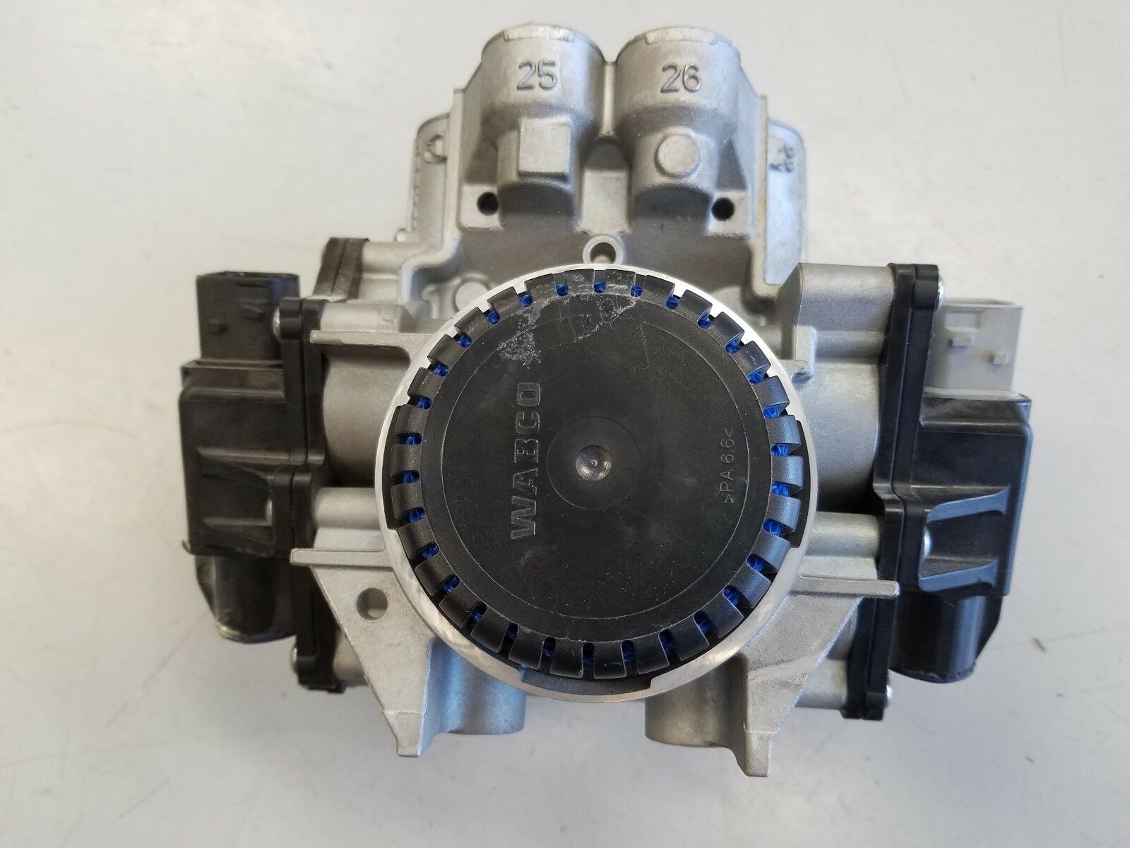 Damaged WABCO 6-Port 5.5 psi ABS Combo Modulator Valve - P/N  976 000 105 0 (3939682746454)