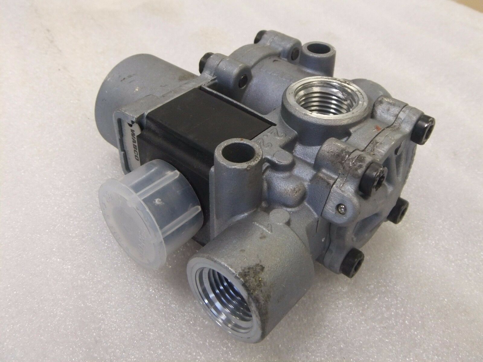 Meritor Wabco ABS Air Valve Pkg - Damaged Threads - P/N: 472 195 094 0