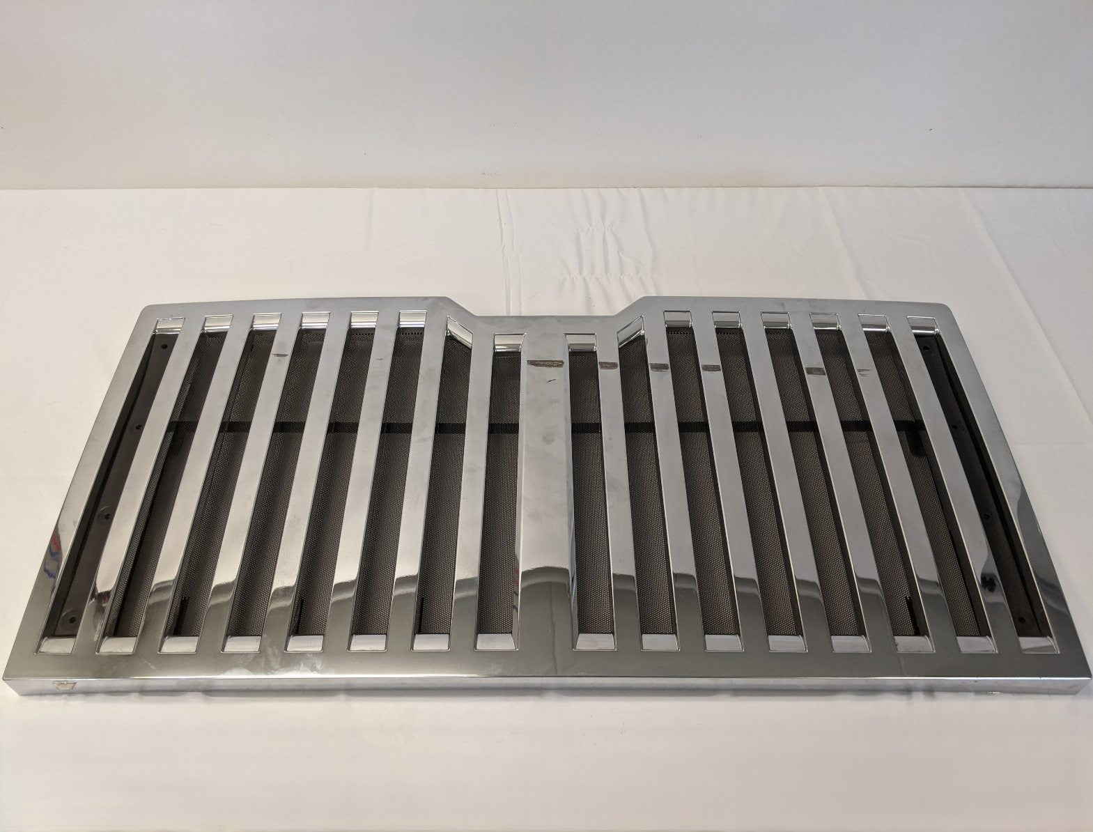 *Scratched* Western Star 4700 FFE Radiator Mounted Grille - P/N A17-19577-002