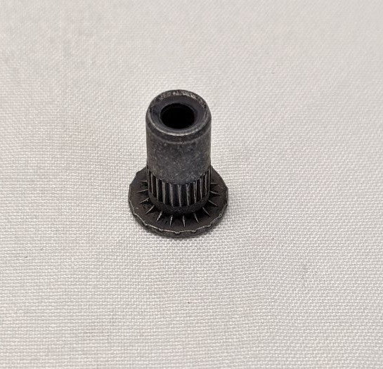 *Lot of 300* New 4MM-0.7 Large Flange Steel Black Graphite Ribbed Rivet Nuts