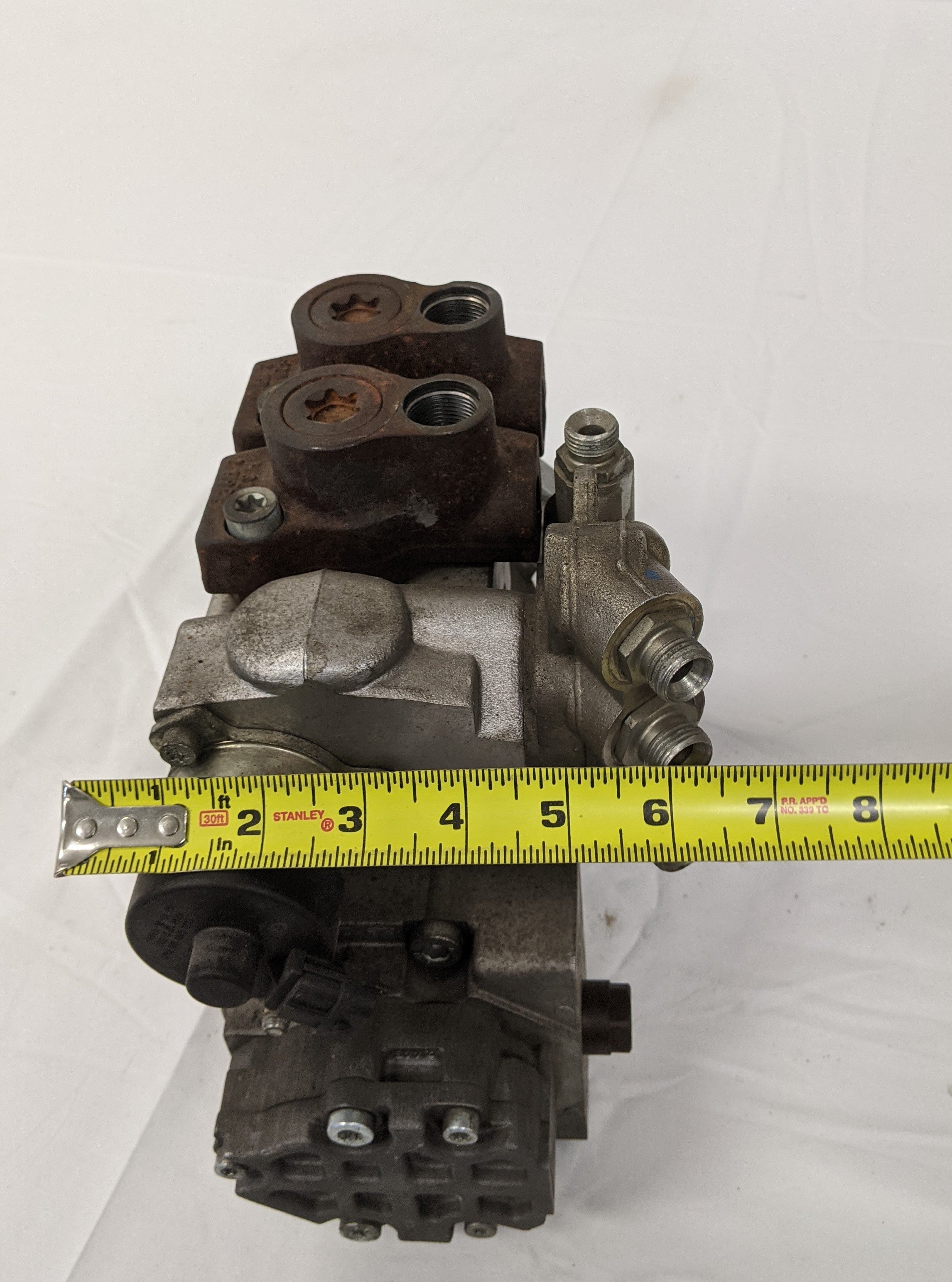 Used Detroit DD15 High Pressure Fuel Pump w/ Manifold - P/N A 472 090 03 50 (10091355734332)