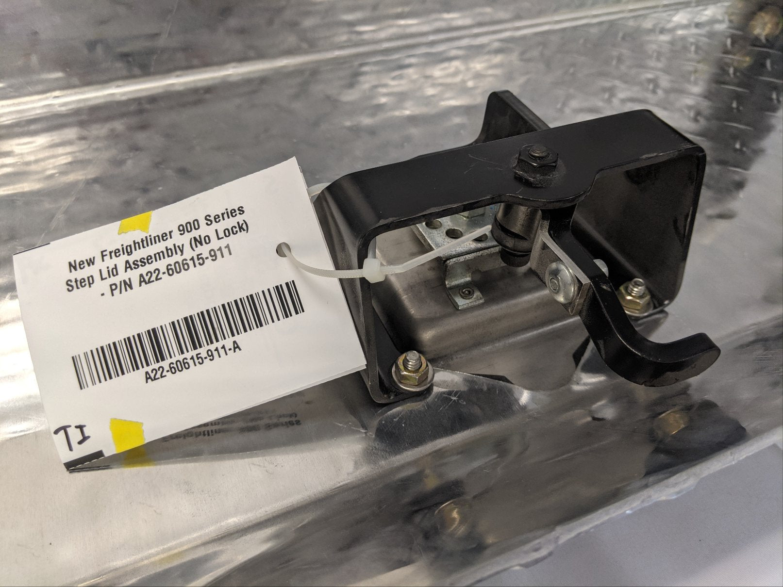 Freightliner 900 Series Step Lid Assembly No Lock | A22-60615-911