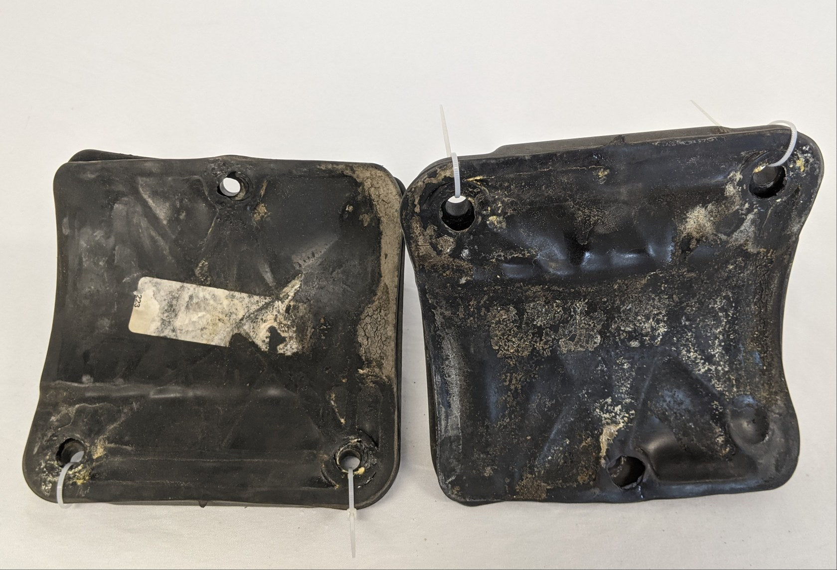*Lot of 2* Used RH UPR & LWR Sleeper Extension Brackets -P/N A22-68051/68052-001 (10009507070268)