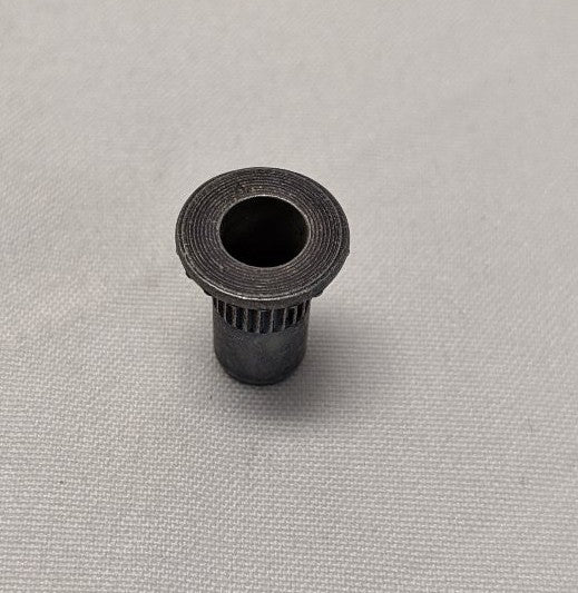 *Lot of 300* New 4MM-0.7 Large Flange Steel Black Graphite Ribbed Rivet Nuts
