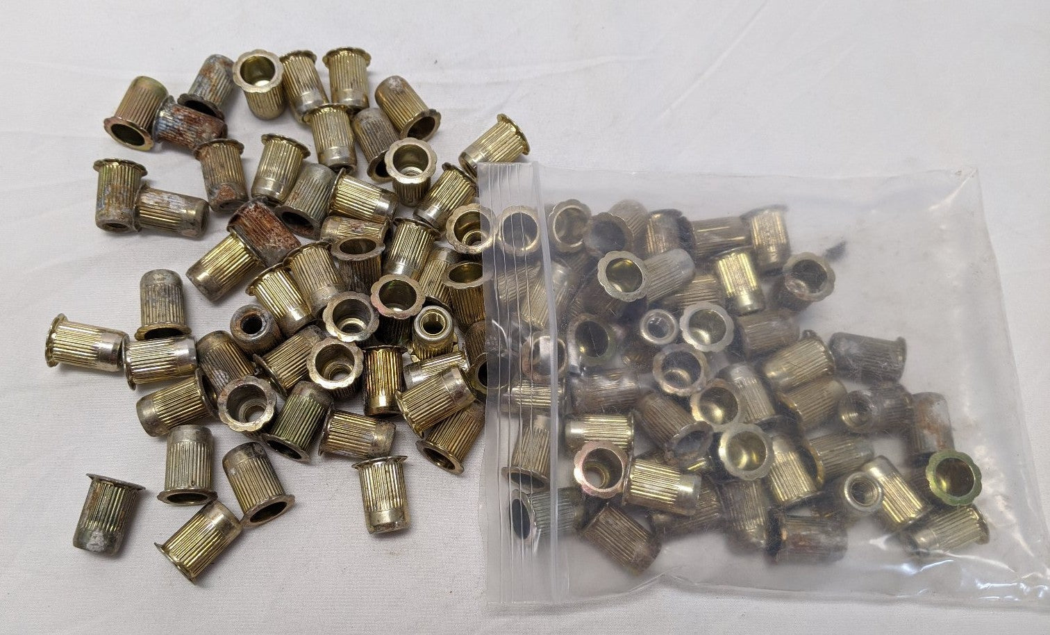 *Lot of 100* 5/16-18 Wedge End Head Steel Yellow Zinc Ribbed Rivet Nuts