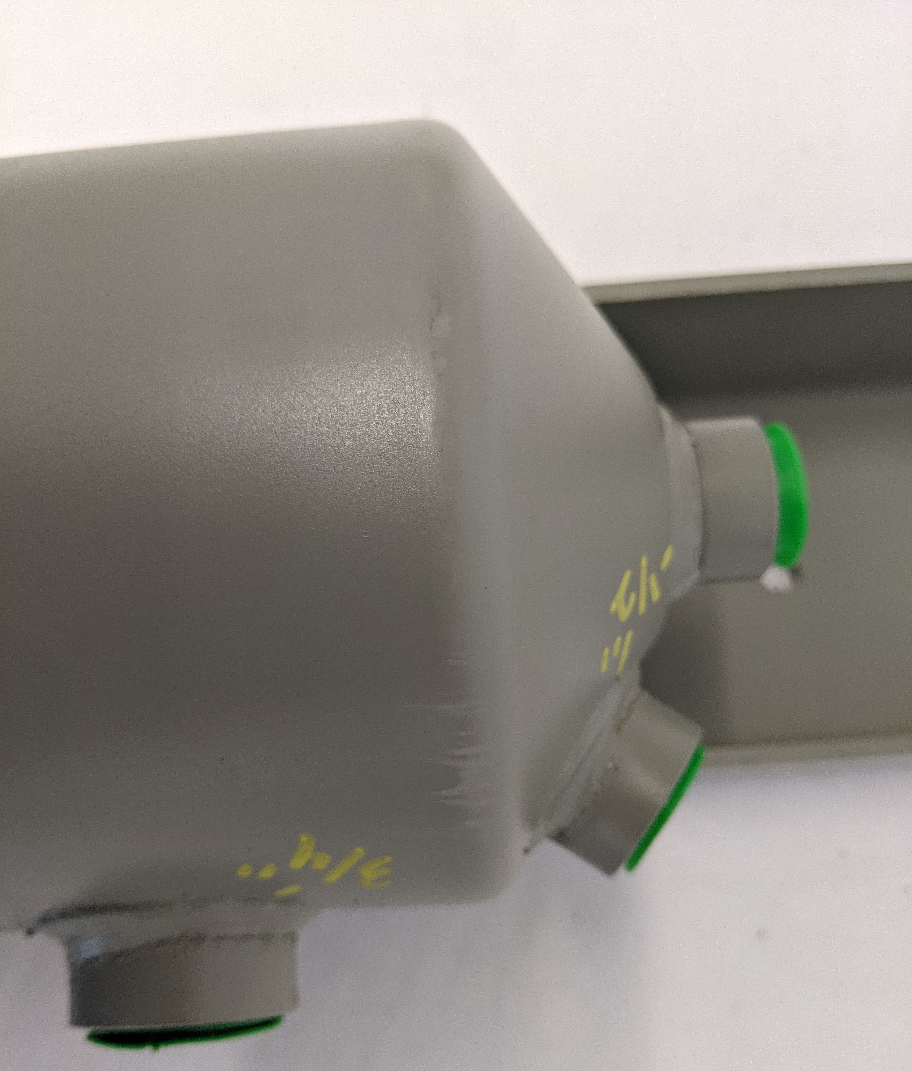 New Freightliner Fleetguard 2QT Power Steering Reservoir - P/N FG 91895B (10145314865468)