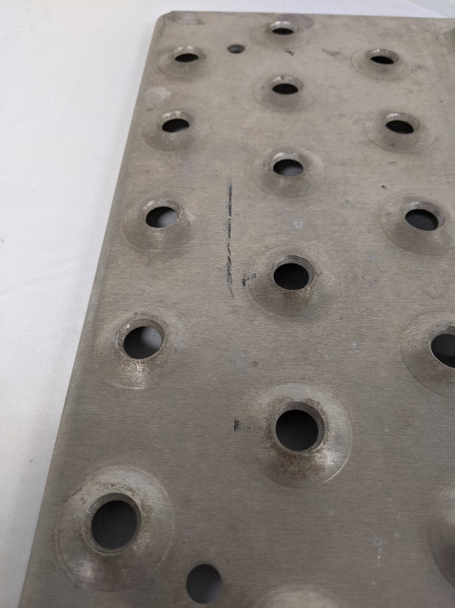 Used Freightliner 19 ¾" x 13 ¾" Outboard Deck Plate - P/N  22-69180-001 (6749022158934)