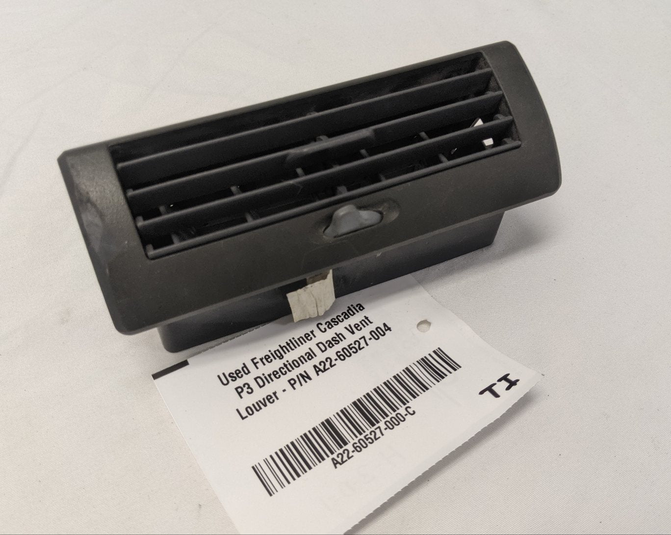 Used Freightliner Cascadia P3 Directional Dash Vent Louver - P/N A22-60527-000