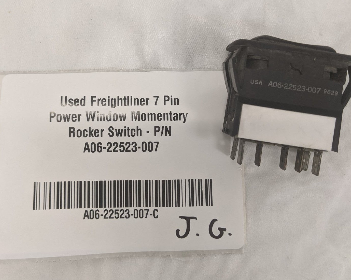 Used Freightliner 7 Pin Power Window Momentary Rocker Switch - P/N A06-22523-007