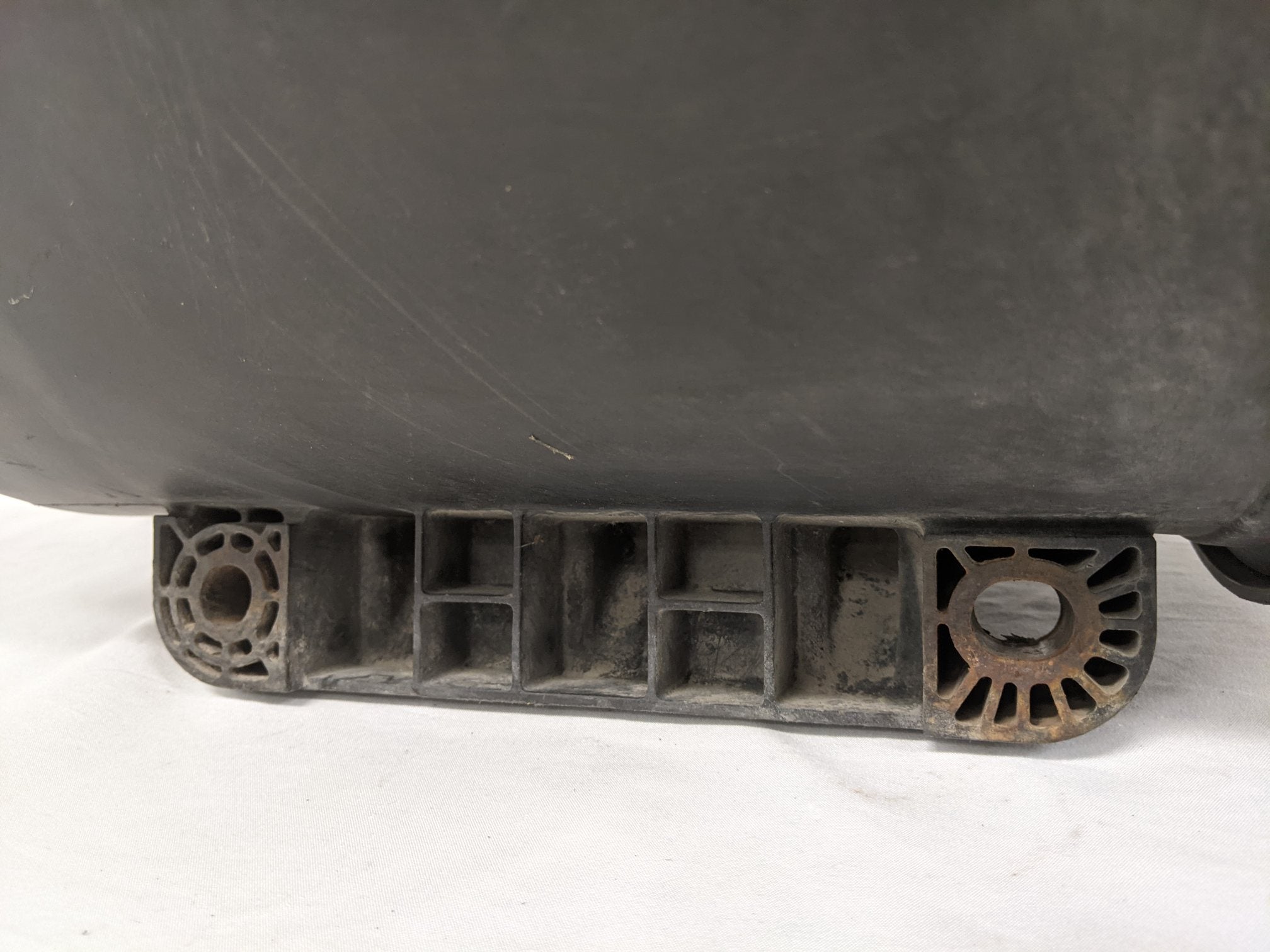 *Damaged Lid* Freightliner Columbia 120 Engine Air Cleaner Breather - P/N 150230 (10019444490556)