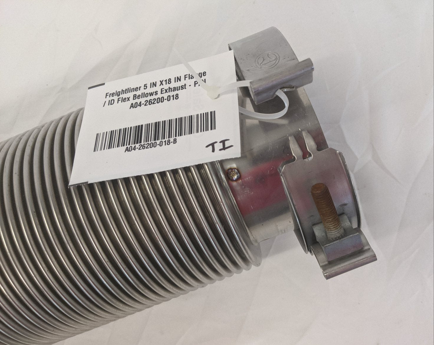 Freightliner 5 IN X18 IN Flange / ID Flex Bellows Exhaust - P/N A04-26200-018