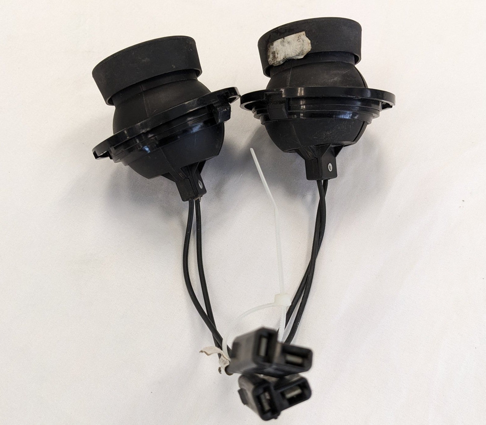 *Lot of 2* *Broken Mounting Tabs* Freightliner Reading Light - P/N A22-35589-000