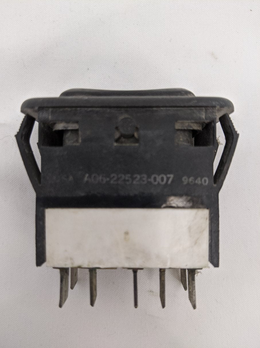 Used Freightliner 7 Pin Momentary Power Window Rocker Switch - P/N A06-22523-007 (10106954809660)