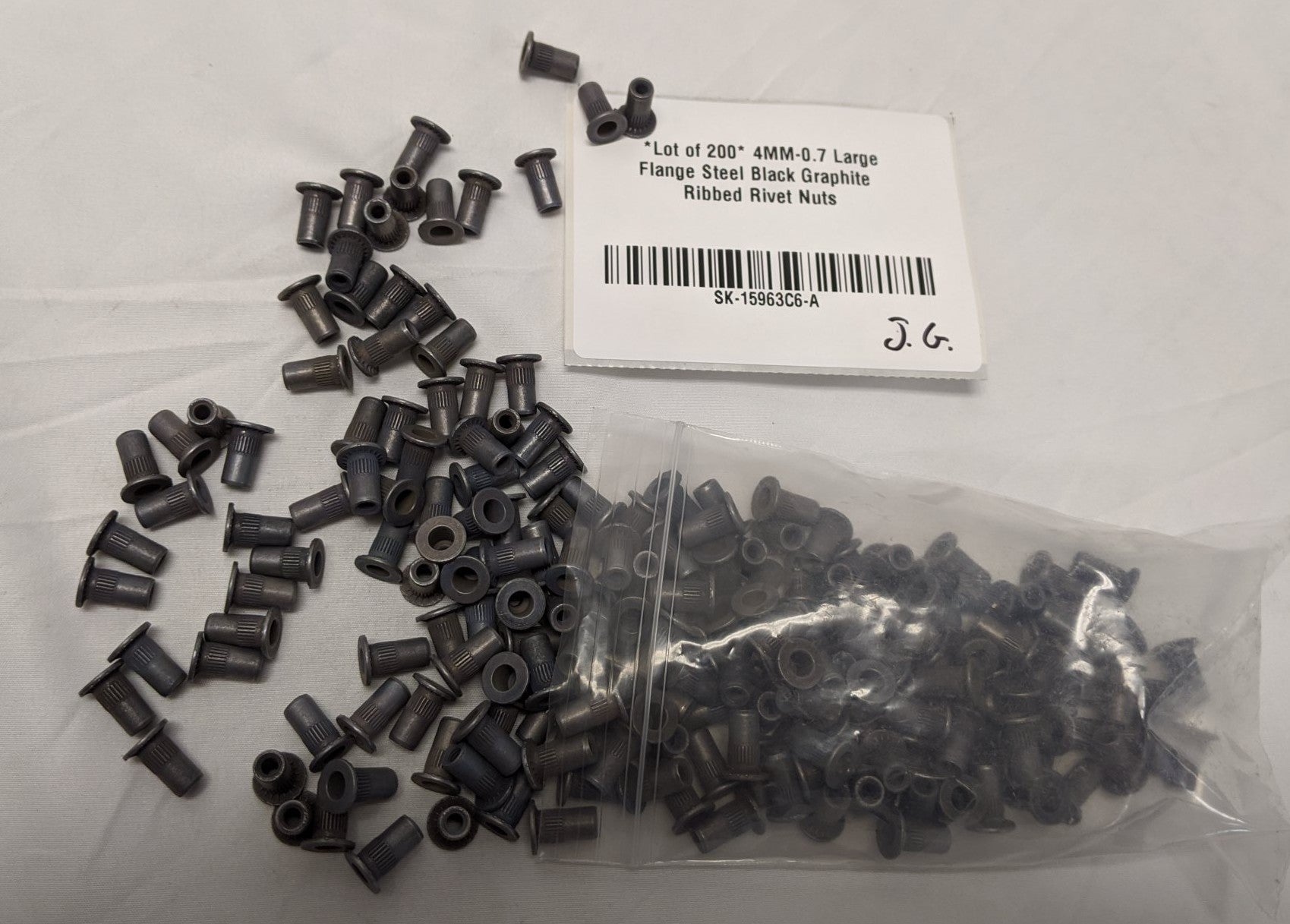 *Lot of 200* 4MM-0.7 Large Flange Steel Black Graphite Ribbed Rivet Nuts