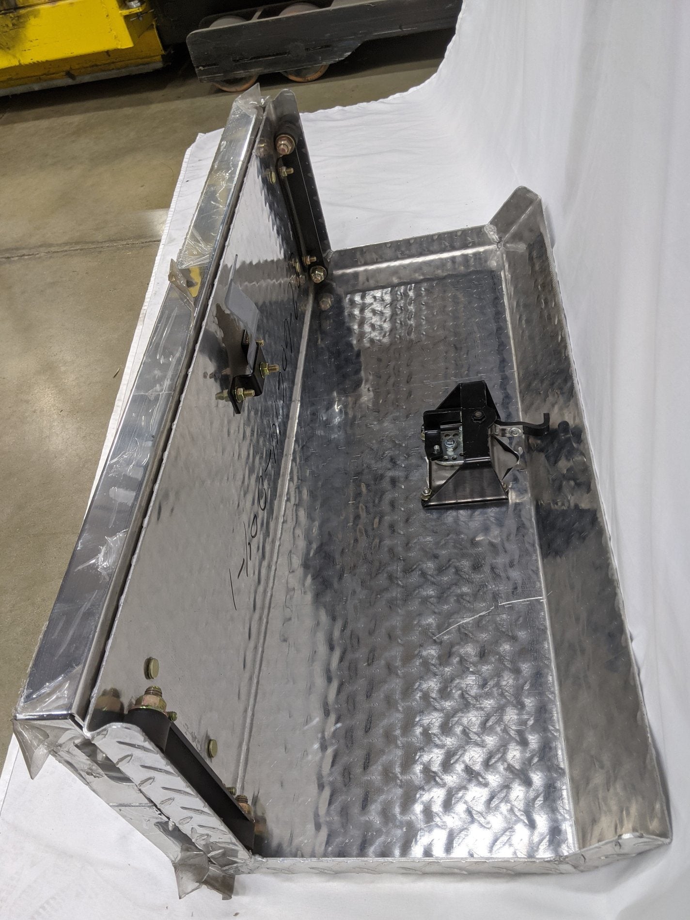 New Freightliner Diamond Lift Off Tool Box Cover - P/N 22-60614-004 (10141446111548)