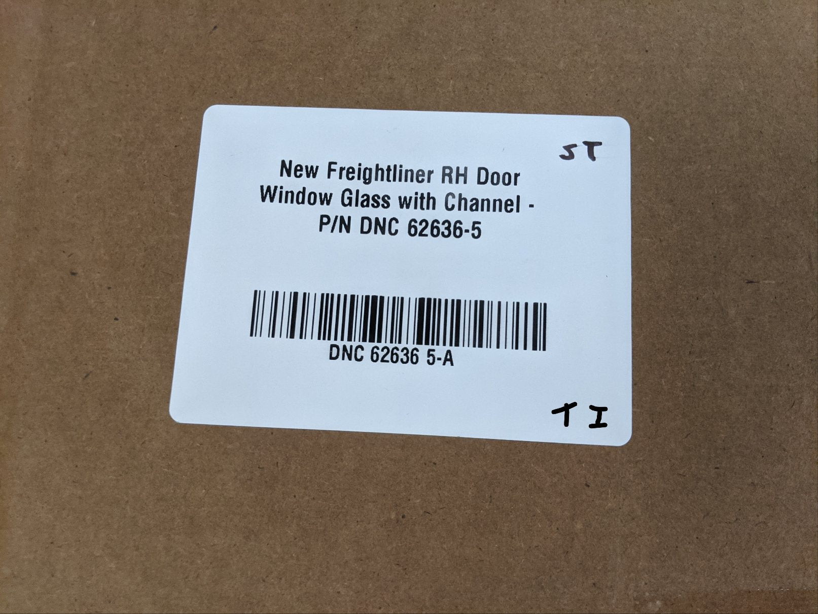 New Freightliner RH Door Window Glass with Channel - P/N DNC 62636-5