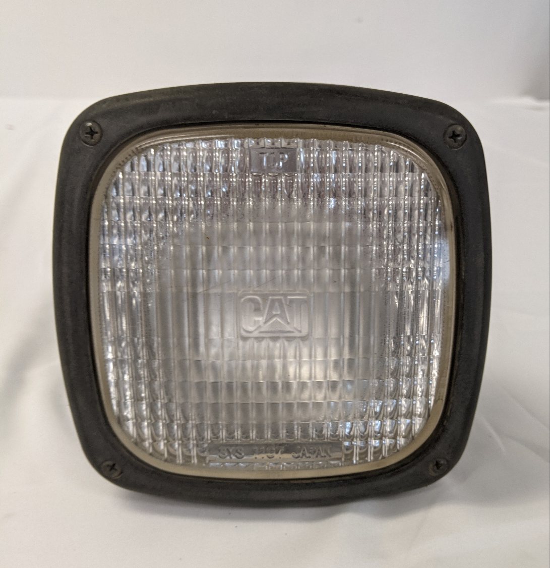 Damaged CAT 24 Volt Vertical Flood Light - P/N D-153-2521