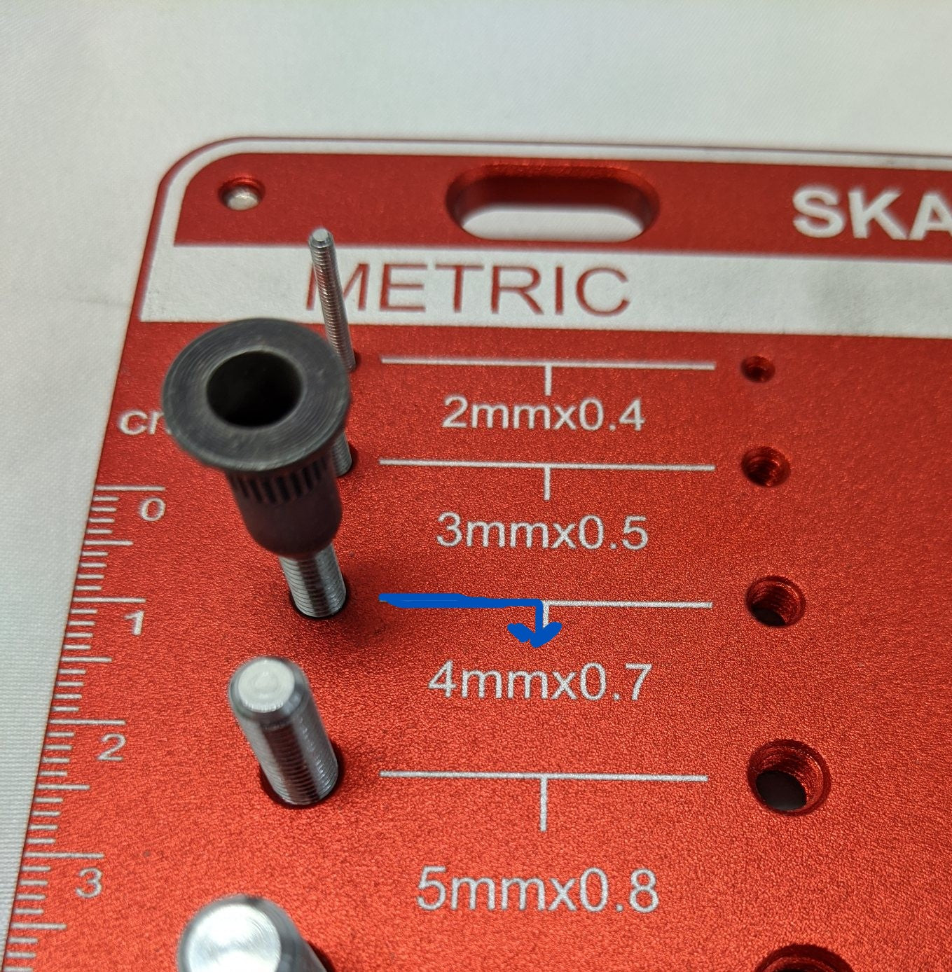 *Lot of 200* 4MM-0.7 Large Flange Steel Black Graphite Ribbed Rivet Nuts