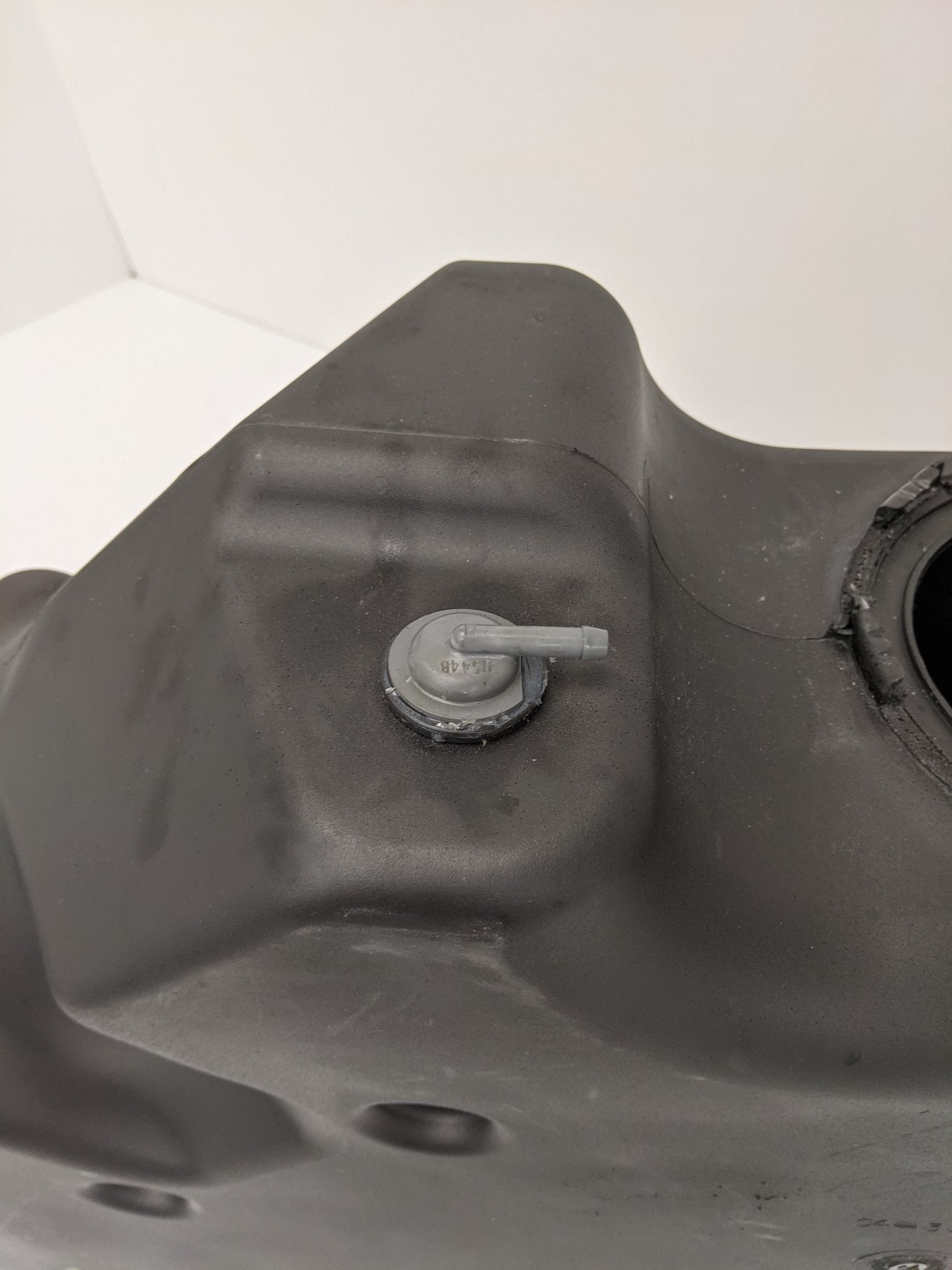 New Freightliner 13 Gal. DEF Tank P/N: 04-33149-000 & Header P/N 04-35959-000 (10116920017212)