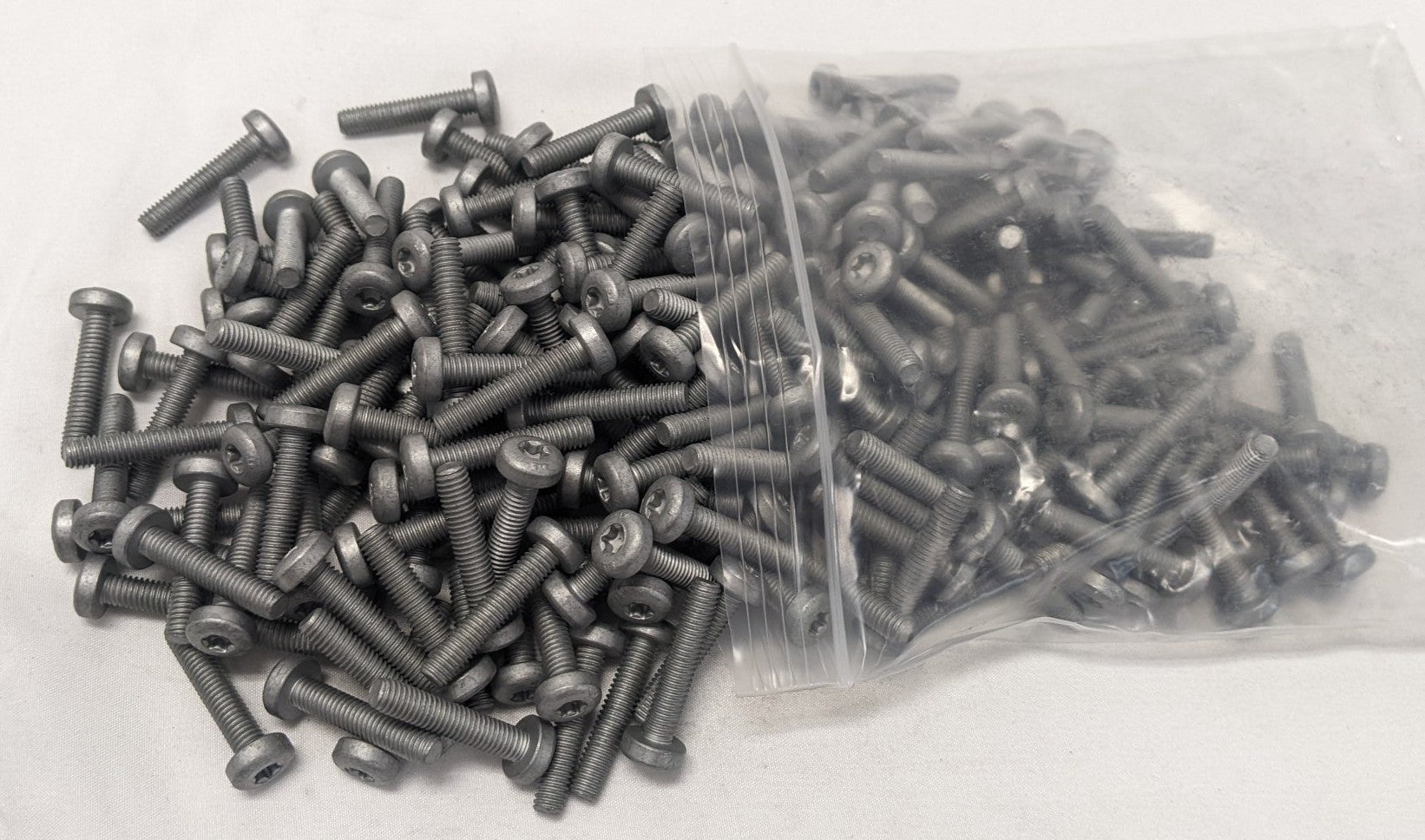 *Lot of 200* New M6-1mm x 30mm Full Thread Steel Pan Head (Torx) Machine Screw