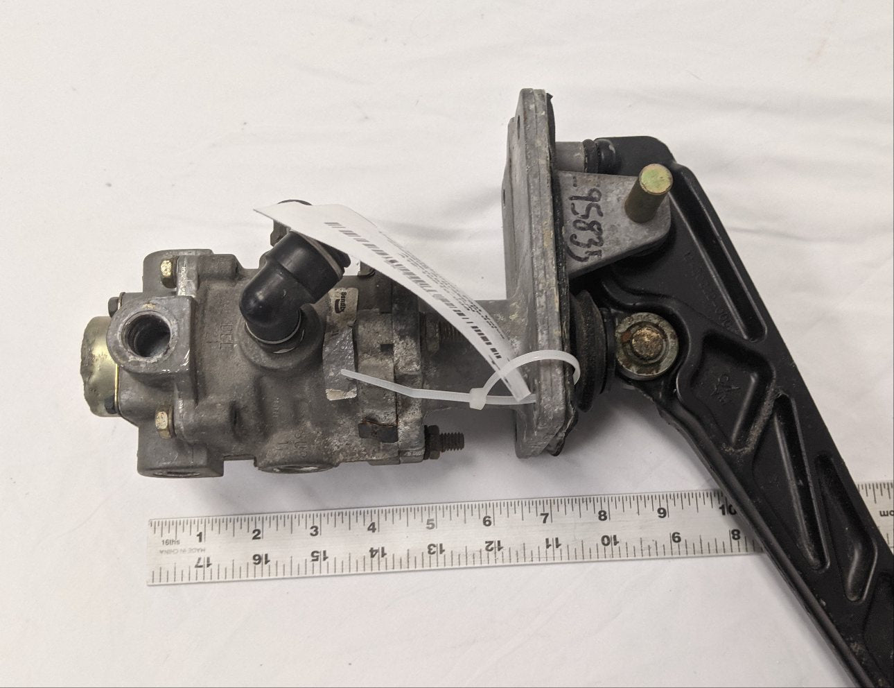 Used Freightliner Bendix Foot Valve & Brake Pedal | A12-19510-003