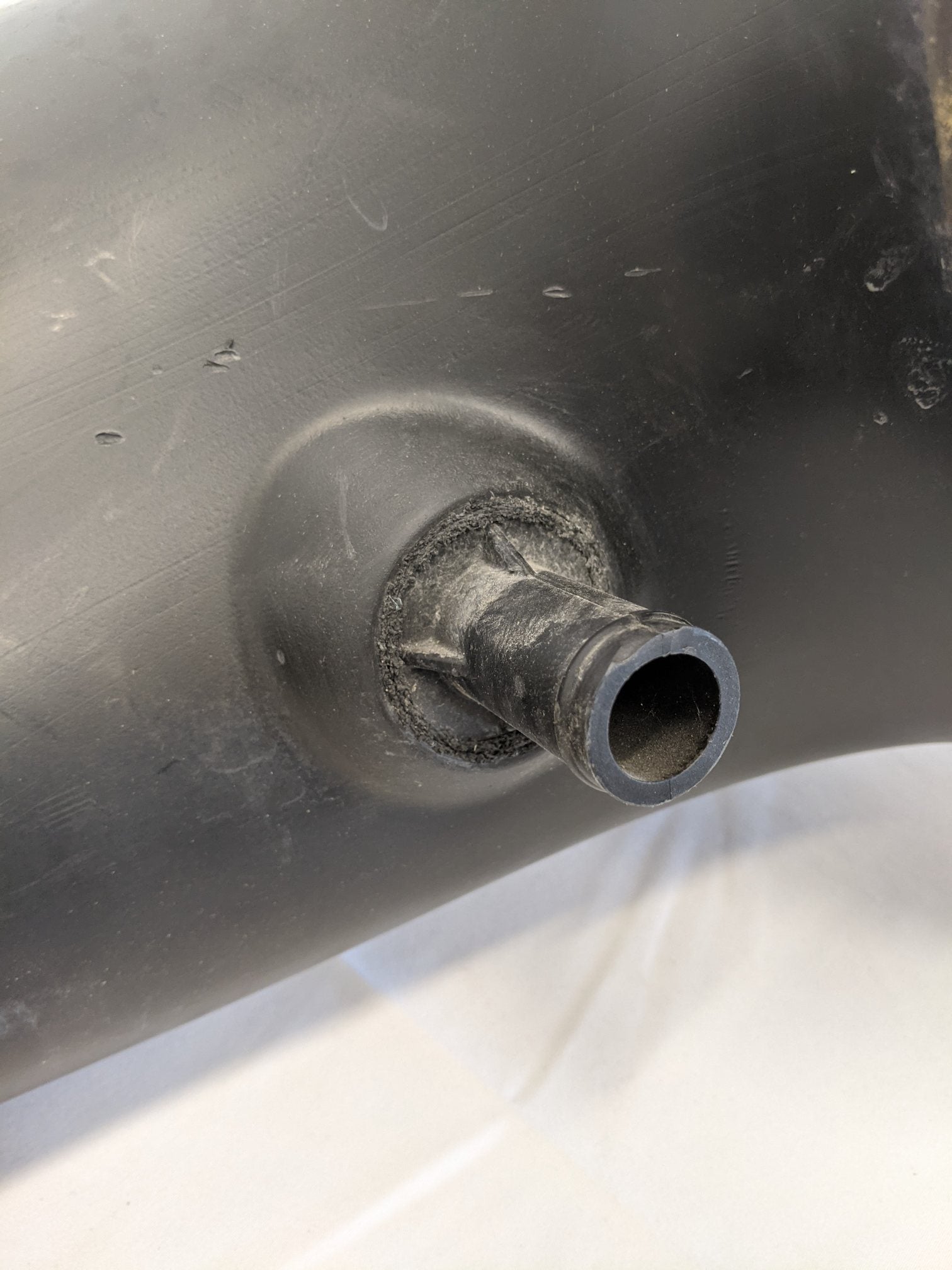 Used Detroit DD15 14L HDEP Molded Air Intake Tube w/ Elbow- P/N 03-36089-001 (10025659826492)