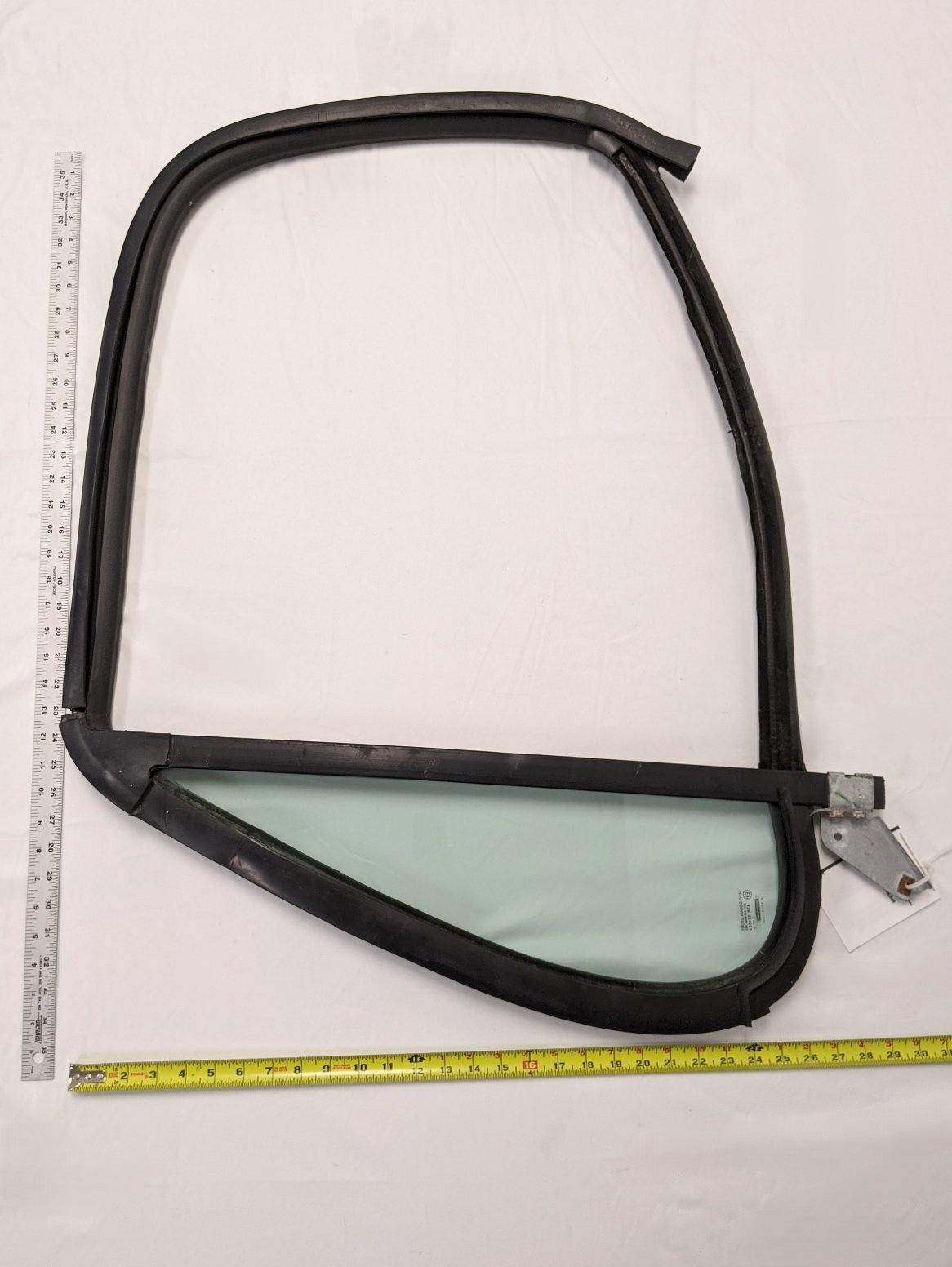 Used Freightliner Cascadia P3 RH Front Door Window w/ Seal - P/N A18-53291-001