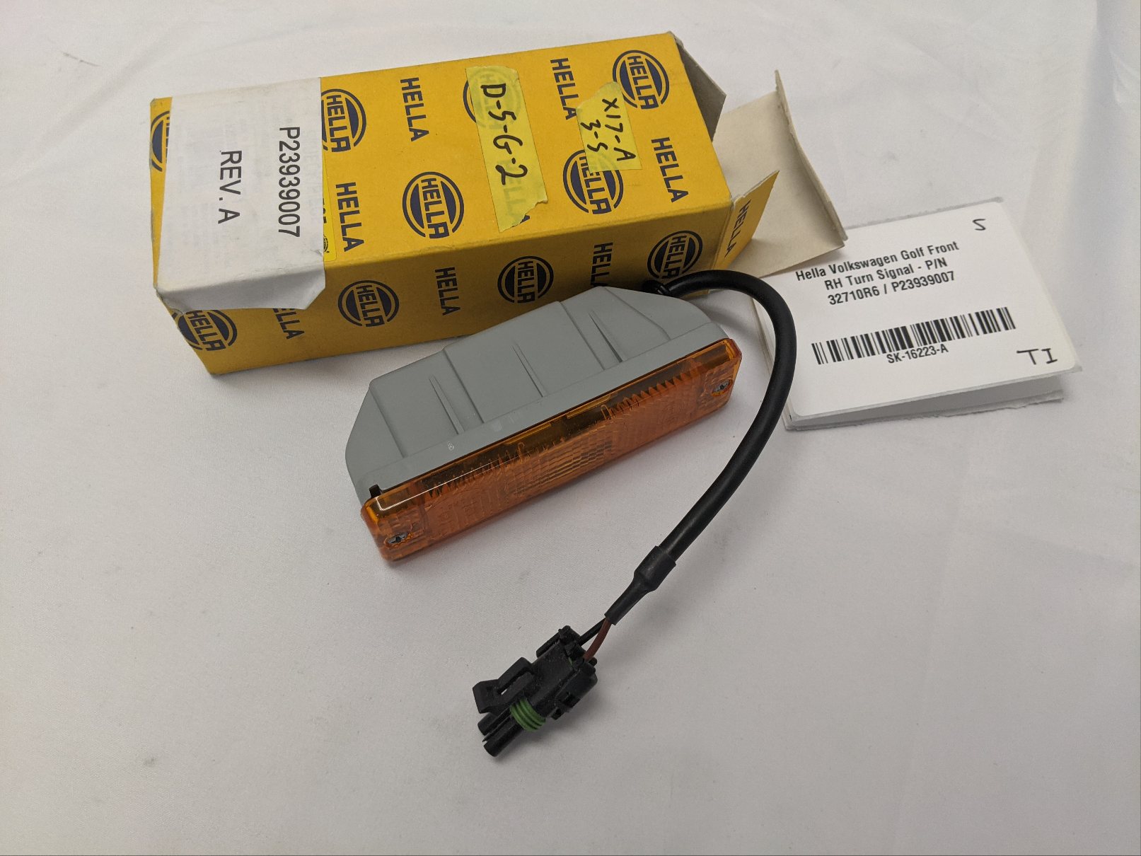 Hella Volkswagen Golf Front RH Turn Signal - P/N  32710R6 / P23939007