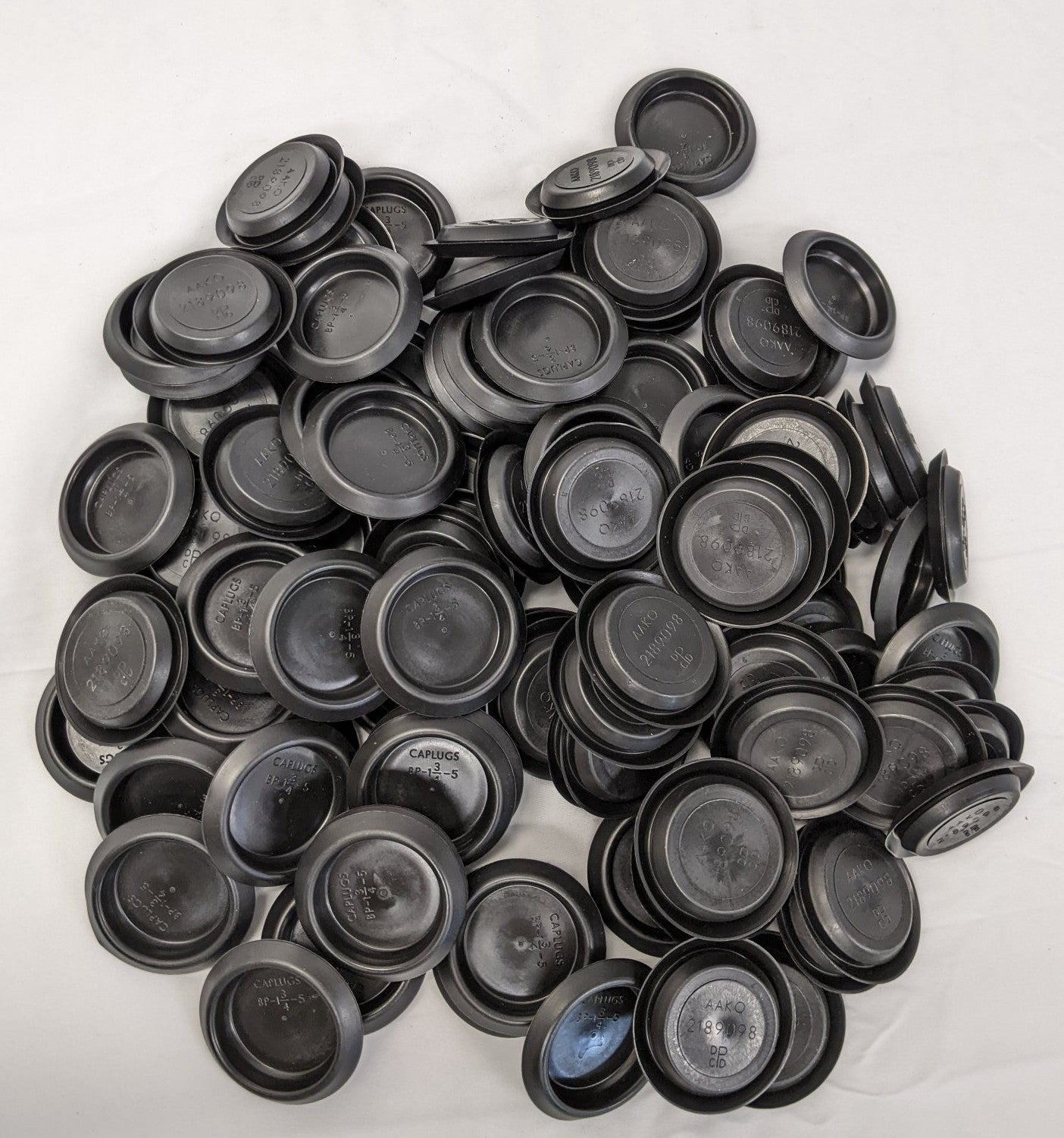 *Lot of 100* New Caplugs 1-3/4" Plastic Body Plug - 2189098