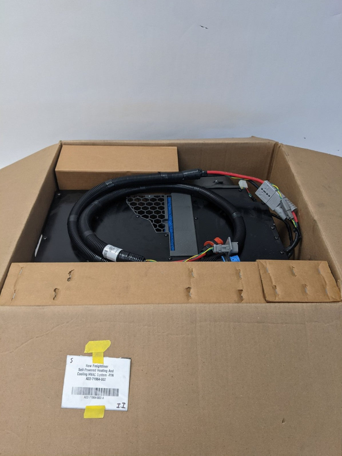 New Freightliner Self-Powered Heating And Cooling HVAC System -P/N A22-71964-002
