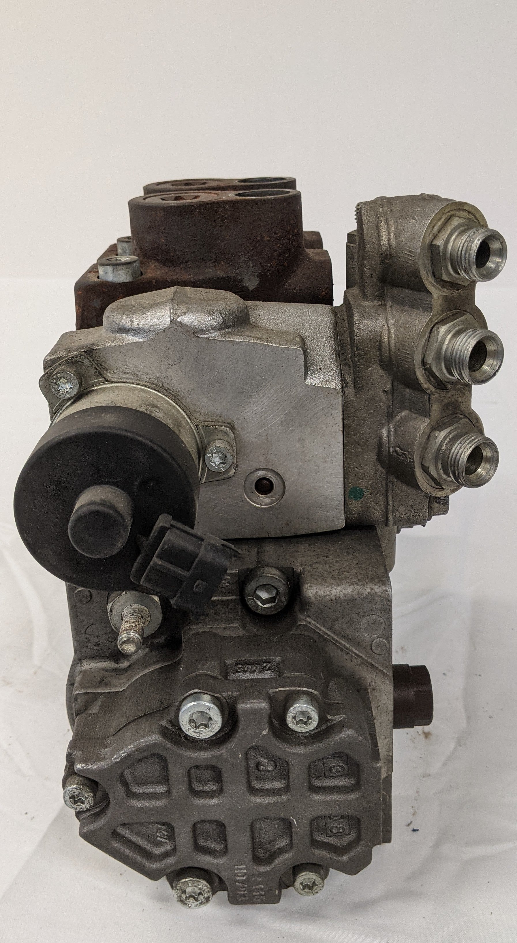Used Detroit DD15 High Pressure Fuel Pump w/ Manifold - P/N A 472 090 03 50 (10091355734332)