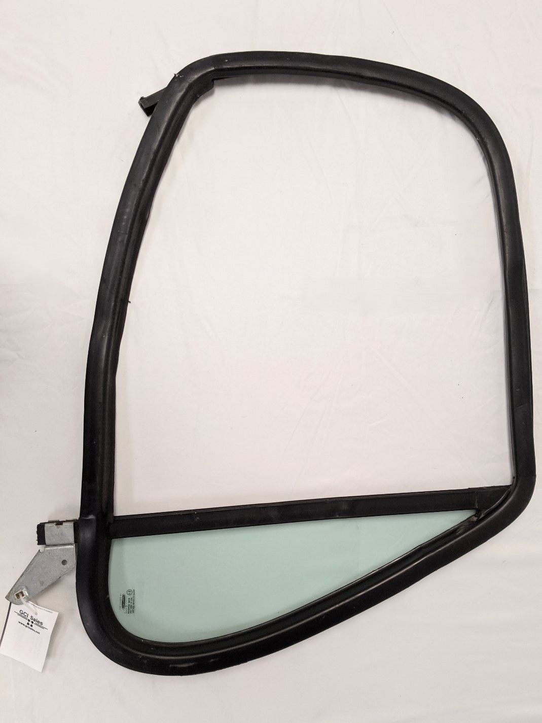 Used Freightliner Cascadia P3 RH Front Door Window w/ Seal - P/N A18-53291-001