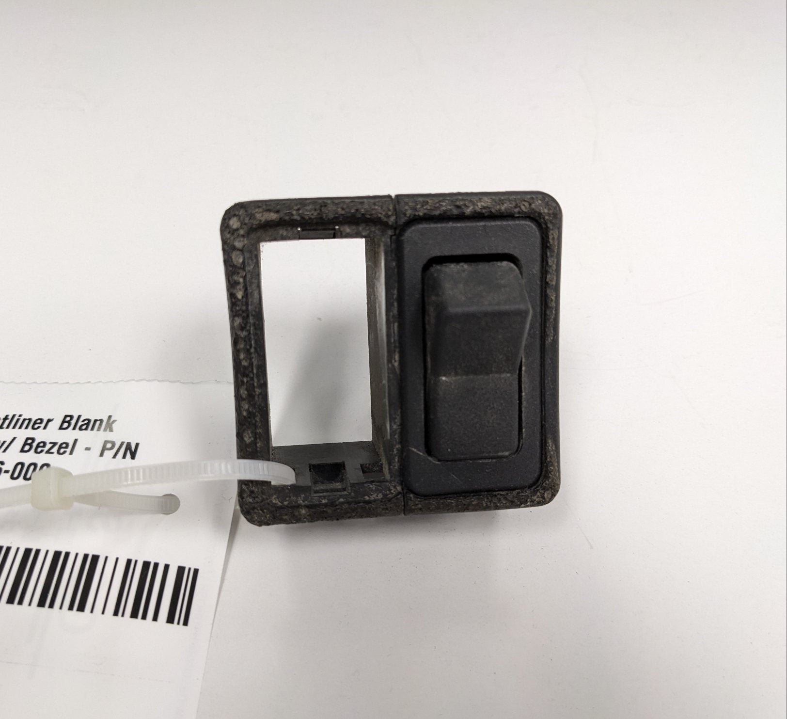 Used Freightliner Blank Rocker Switch w/ Bezel - P/N 06-20126-000 (10171399668028)