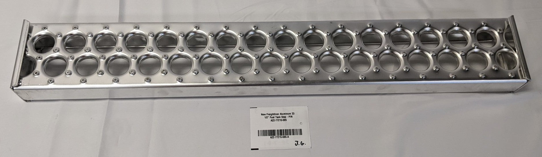 Freightliner 33.5" Aluminum Polished Fuel Tank Step | A22-77215-085
