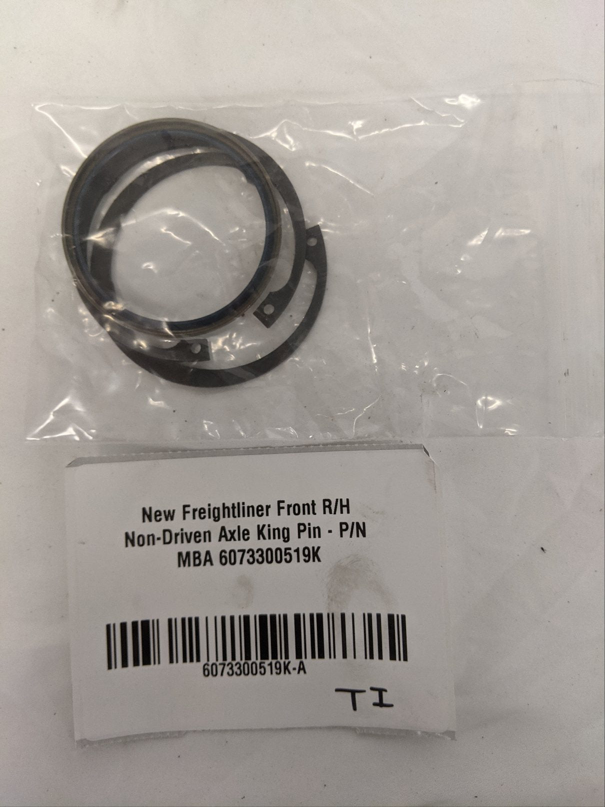 New Freightliner Front R/H Non-Driven Axle King Pin - P/N  MBA 6073300519K (10163659997500)